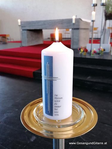 Musik Trauersängerin Sängerin mit Gitarre Vorarlberg Kirche Rankweil Beerdigung Beisetzung Trauerfeier