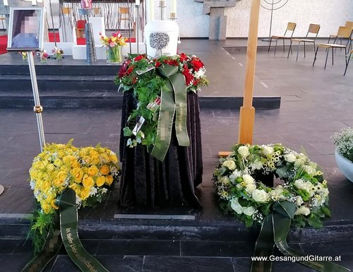 Musik Trauersängerin Sängerin mit Gitarre Vorarlberg Kirche Rankweil Beerdigung Beisetzung Trauerfeier