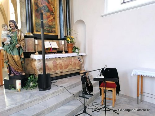 Musik Trauersängerin Sängerin mit Gitarre Vorarlberg Kirche Nenzing Beerdigung Beisetzung Trauerfeier