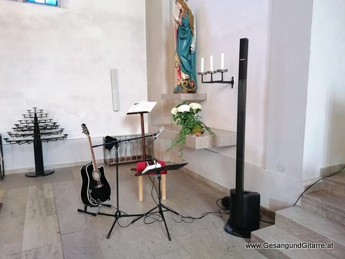 Musik Trauersängerin Sängerin mit Gitarre Vorarlberg Kirche Sulz Beerdigung Beisetzung Trauerfeier