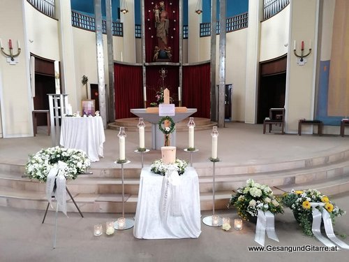Musik Trauersängerin Sängerin mit Gitarre Vorarlberg Kirche Bregenz Beerdigung Beisetzung Trauerfeier
