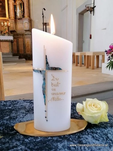 Musik Trauersängerin Sängerin mit Gitarre Vorarlberg Kirche Lochau Beerdigung Beisetzung Trauerfeier Verabschiedung