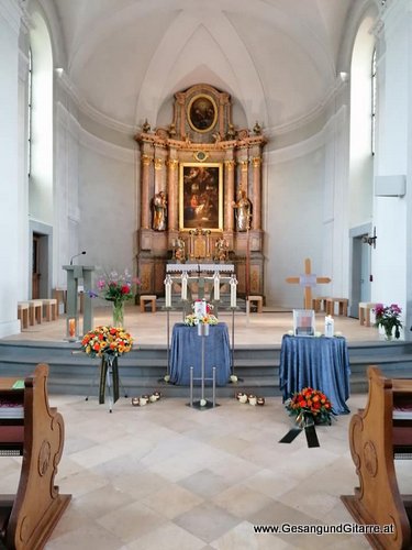 Musik Trauersängerin Sängerin mit Gitarre Vorarlberg Kirche Lochau Beerdigung Beisetzung Trauerfeier Verabschiedung