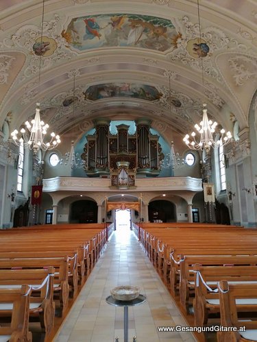 Musik Trauersängerin Sängerin mit Gitarre Vorarlberg Kirche Höchst Beerdigung Beisetzung Trauerfeier Verabschiedung