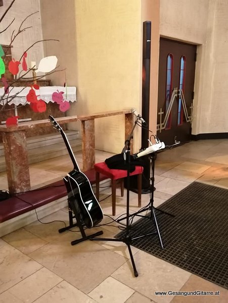 Musik Trauersängerin Sängerin mit Gitarre Vorarlberg Kirche Bludenz Beerdigung Beisetzung Trauerfeier Verabschiedung