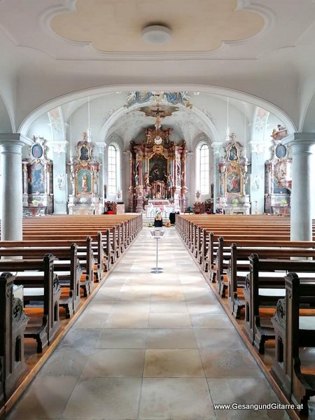 Musik Trauersängerin Sängerin mit Gitarre Vorarlberg Kirche Bregenz Beerdigung Beisetzung Trauerfeier Verabschiedung Trauermusik