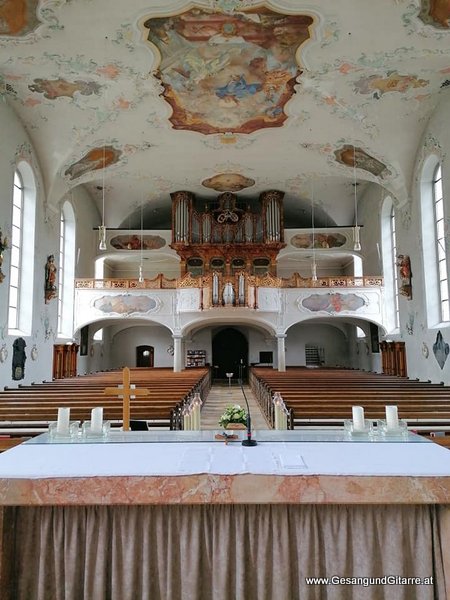 Musik Trauersängerin Sängerin mit Gitarre Vorarlberg Kirche Bregenz Beerdigung Beisetzung Trauerfeier Verabschiedung Trauermusik