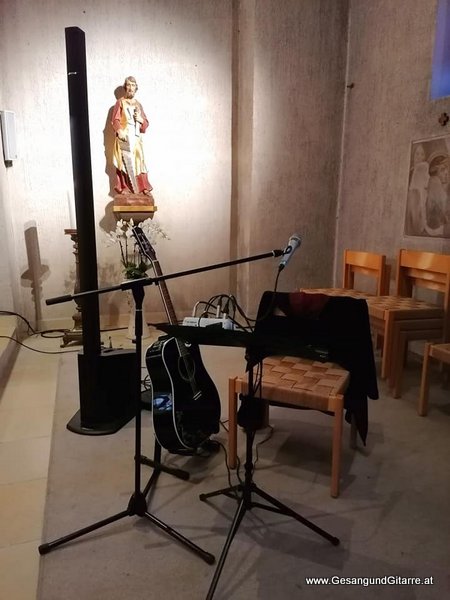 Musik Trauersängerin Sängerin mit Gitarre Vorarlberg Kirche Lustenau Erlöserkirche Beerdigung Beisetzung Trauerfeier Verabschiedung