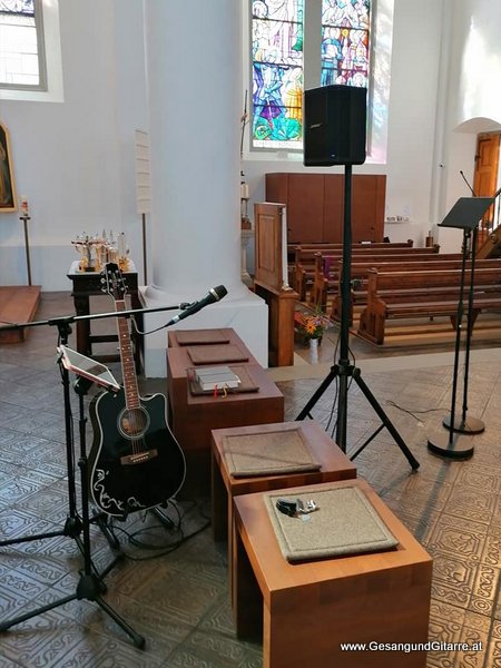 Sängerin Yvonne Brugger Taufe Musik Taufmusik Bodensee Musikerin Gitarre Gesang Kirche in Lauterach Taufsängerin