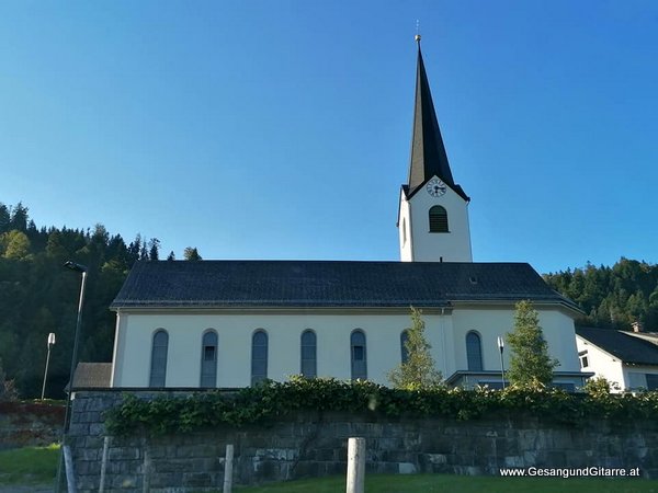 Musik Trauersängerin Sängerin mit Gitarre Vorarlberg Kirche Langen bei Bregenz Totenwache Rosenkranz