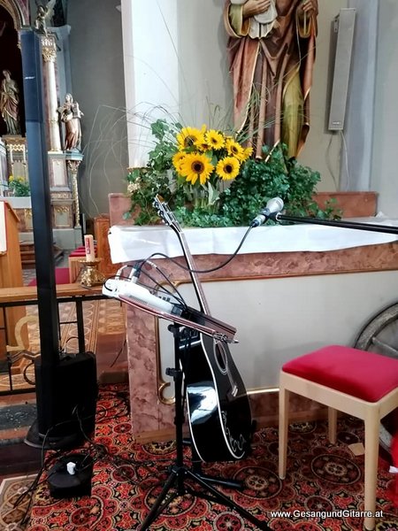 Musik Trauersängerin Sängerin mit Gitarre Vorarlberg Kirche Langen bei Bregenz Totenwache Rosenkranz