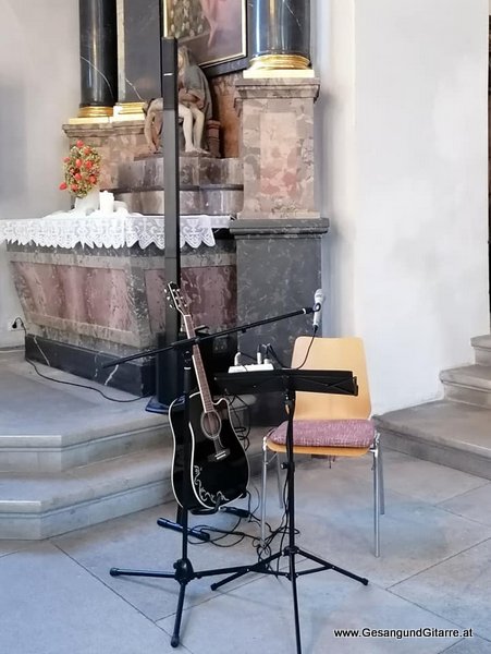 Musik Trauersängerin Sängerin mit Gitarre Vorarlberg Kirche Hohenems Beerdigung Trauerfeier Auferstehungsgottesdienst Begräbnis