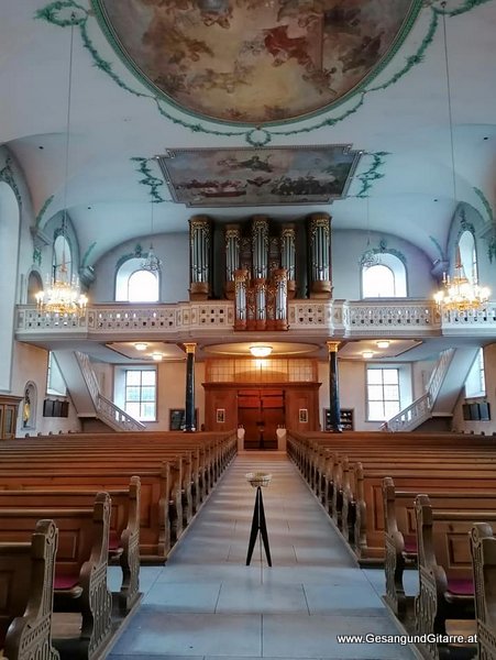 Musik Trauersängerin Sängerin mit Gitarre Vorarlberg Kirche Hohenems Beerdigung Trauerfeier Auferstehungsgottesdienst Begräbnis