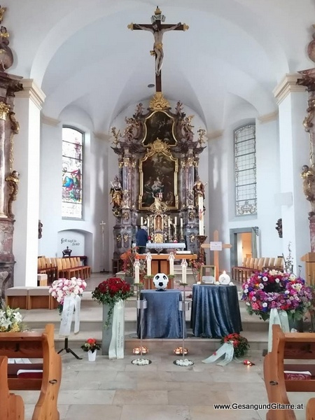 Musik Trauerfeier Kirche Trauersängerin Sängerin mit Gitarre Vorarlberg Kirche Hohenems Beerdigung Auferstehungsgottesdienst Begräbnis