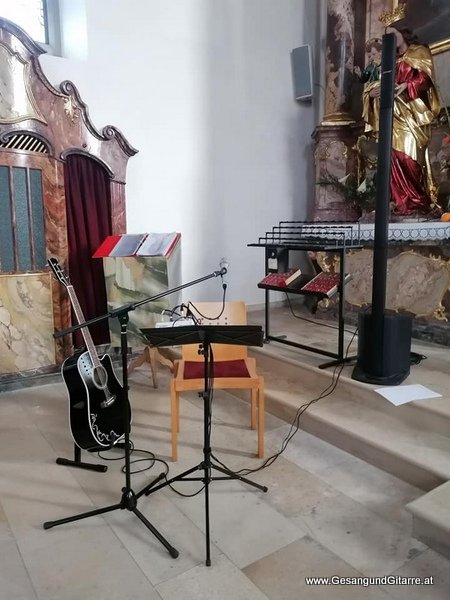 Musik Trauerfeier Kirche Trauersängerin Sängerin mit Gitarre Vorarlberg Kirche Hohenems Beerdigung Auferstehungsgottesdienst Begräbnis