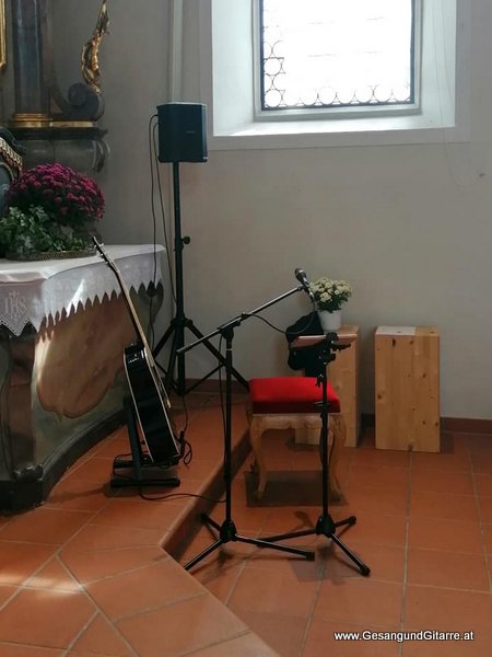 Musik Trauerfeier Kirche Trauersängerin Sängerin mit Gitarre Vorarlberg Kirche Schwarzenberg Bregenzerwald Beerdigung Auferstehungsgottesdienst Begräbnis
