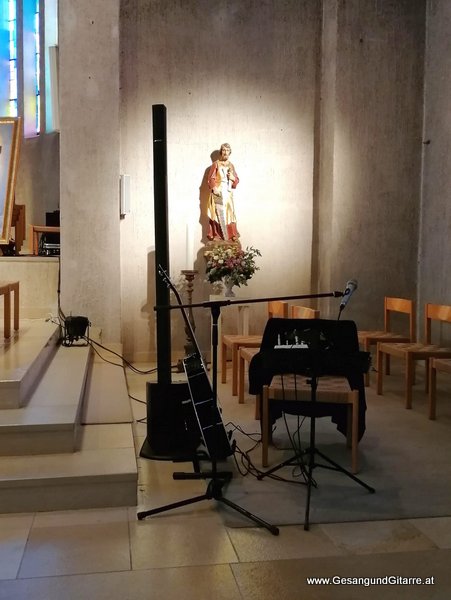 Trauersängerin Sängerin Gitarre Musikerin Trauerfeier Verabschiedung Beerdigung Begräbnis Erlöserkirche Kirche Lustenau