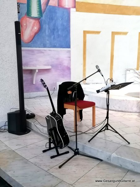 Trauersängerin Sängerin Gitarre Musikerin Trauerfeier Verabschiedung Beerdigung Begräbnis Kirche Dornbirn Schoren