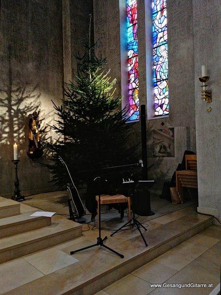 Trauersängerin Sängerin Gitarre Musikerin Trauerfeier Verabschiedung Beerdigung Begräbnis Erlöserkirche Kirche Lustenau