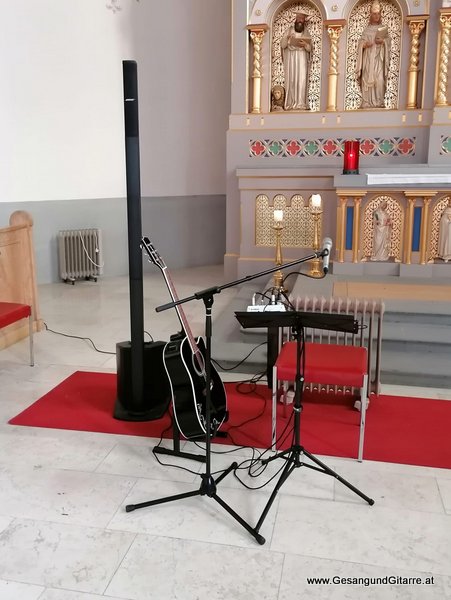 Trauersängerin Sängerin Gitarre Musikerin Trauerfeier Verabschiedung Beerdigung Begräbnis Kirche Alberschwende Bregenzerwald