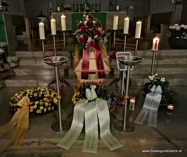 Trauersängerin Sängerin Gitarre Musikerin Trauerfeier Verabschiedung Beerdigung Begräbnis Erlöserkirche Kirche Sulz