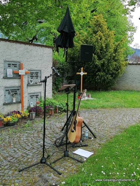 Musik Trauerfeier Kirche Trauersängerin Sängerin mit Gitarre Vorarlberg Thüringen Beerdigung Begräbnis Trauerfeier Freie Verabschiedung