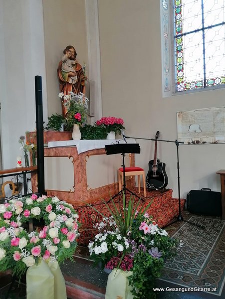 Trauerfeier Beerdigung Verabschiedung Totenwache Rosenkranzbeten Langen Bregenz Musik Kirche Trauersängerin Sängerin mit Gitarre 