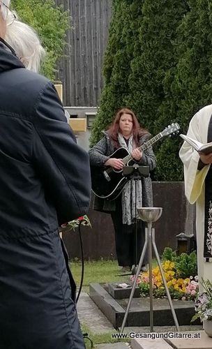 Musik am Grab Sängerin Vorarlberg Lustenau Friedhof Verabschiedung Beisetzung Trauerfeier