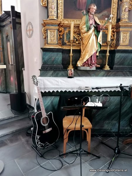 Musik Trauerfeier Kirche Trauersängerin Sängerin mit Gitarre Vorarlberg Kirche Gortipohl Montafon Beerdigung Auferstehungsgottesdienst Begräbnis